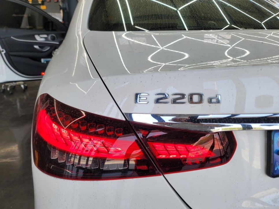 벤츠E220d -벤츠 순정 계기판 상단 엠비언트