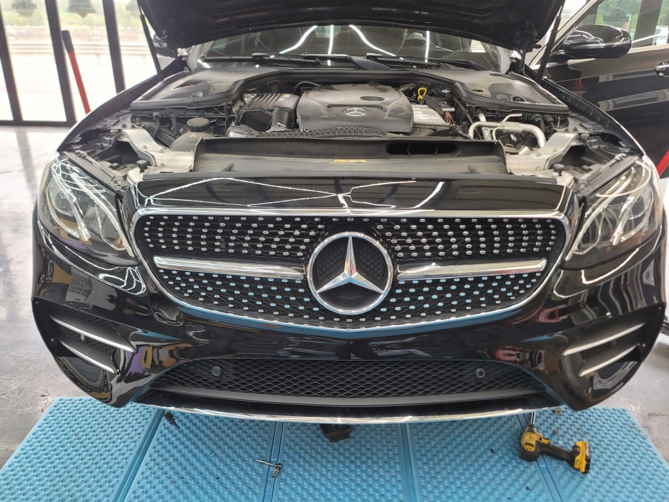 벤츠 W213 E250 - 사고인한 범퍼 교체 / E43amg 프론트 범퍼 및 순정파츠( 애프터 프론트 범퍼 + 순정파츠의 조합 )