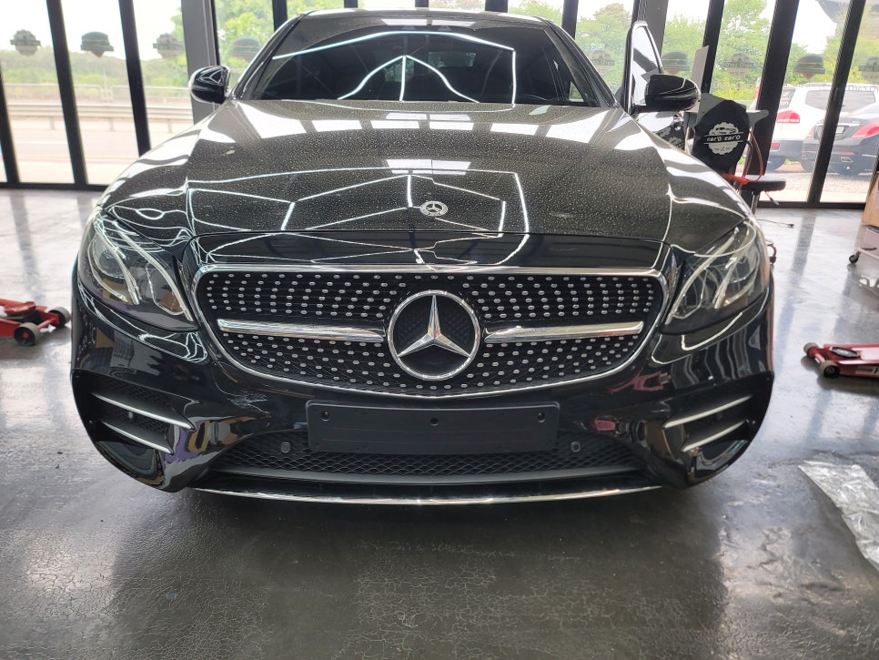 벤츠 W213 E250 - 사고인한 범퍼 교체 / E43amg 프론트 범퍼 및 순정파츠( 애프터 프론트 범퍼 + 순정파츠의 조합 )