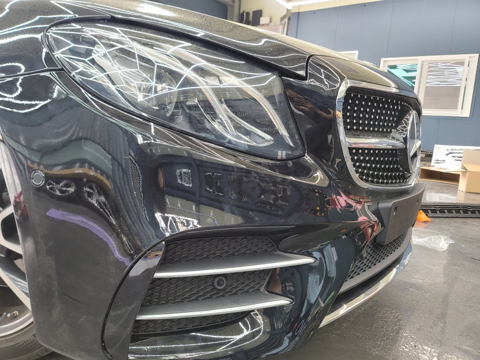 벤츠 W213 E250 - 사고인한 범퍼 교체 / E43amg 프론트 범퍼 및 순정파츠( 애프터 프론트 범퍼 + 순정파츠의 조합 )