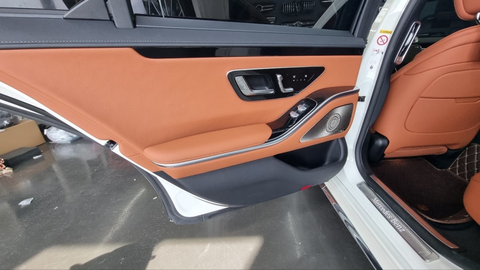 벤츠 w223 S500- 액티브 엠비언트 , 4D 부메스터