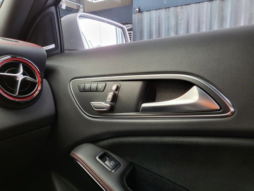 벤츠CLA45amg - 엠비언트 FULL SET으로 실내 인테리어 완성 !!