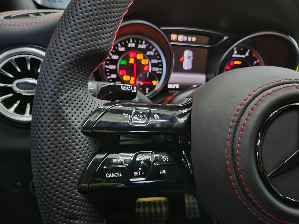 벤츠 CLA45amg - 세로그릴, 신형amg 잠자리 핸들, m2c-200a & 12인치 모니터