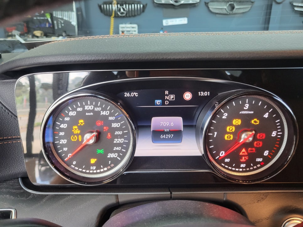 벤츠E220d 쿠페 - 와이드콕핏 . 송풍구 엠비언트 . AMG 커스텀 D컷 브라운 핸들
