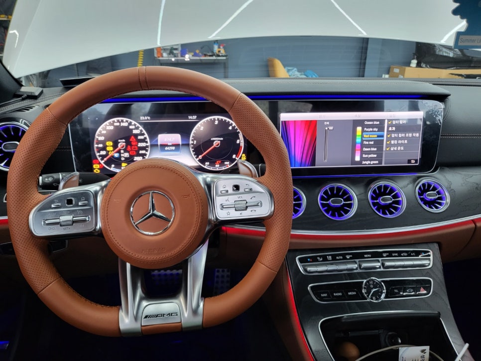 벤츠E220d 쿠페 - 와이드콕핏 . 송풍구 엠비언트 . AMG 커스텀 D컷 브라운 핸들