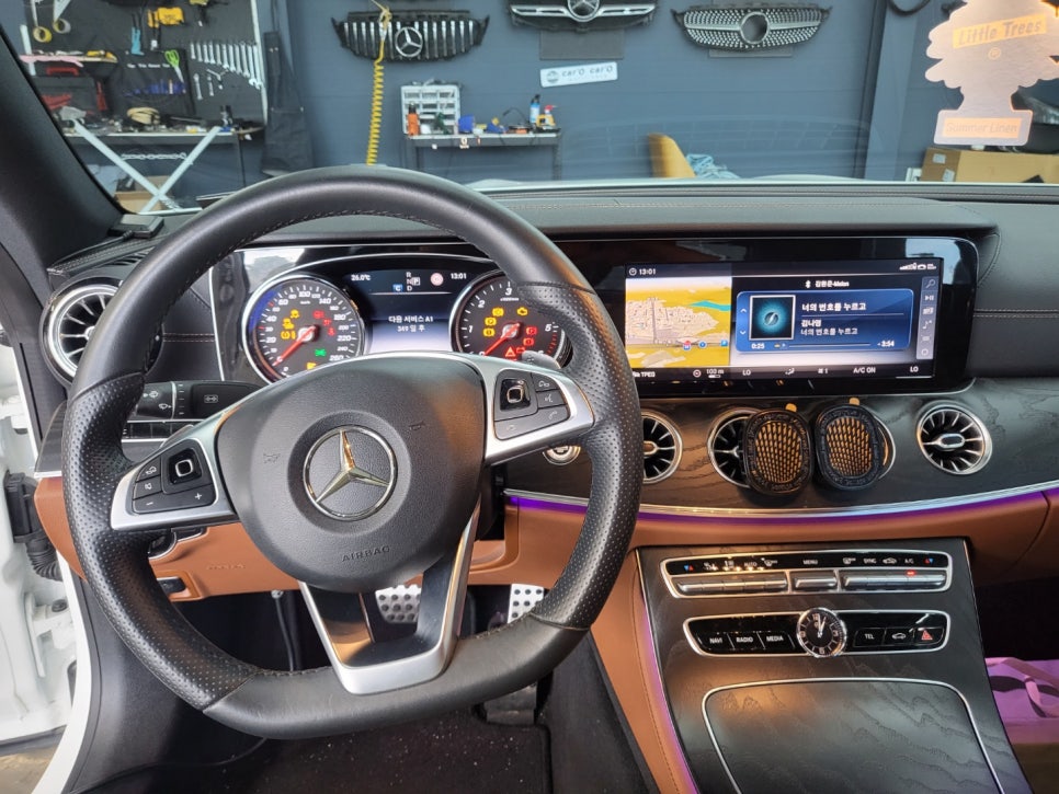 벤츠E220d 쿠페 - 와이드콕핏 . 송풍구 엠비언트 . AMG 커스텀 D컷 브라운 핸들
