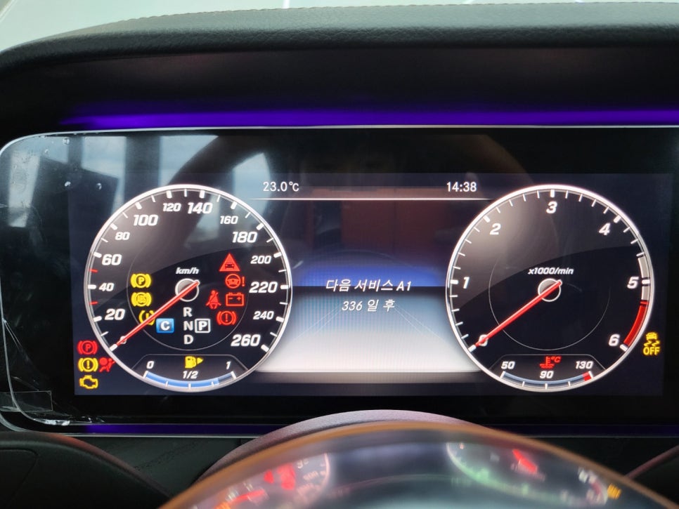 벤츠E220d 쿠페 - 와이드콕핏 . 송풍구 엠비언트 . AMG 커스텀 D컷 브라운 핸들