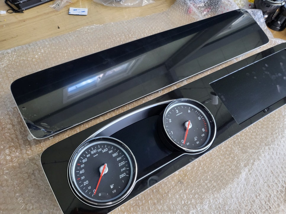 벤츠E220d 쿠페 - 와이드콕핏 . 송풍구 엠비언트 . AMG 커스텀 D컷 브라운 핸들