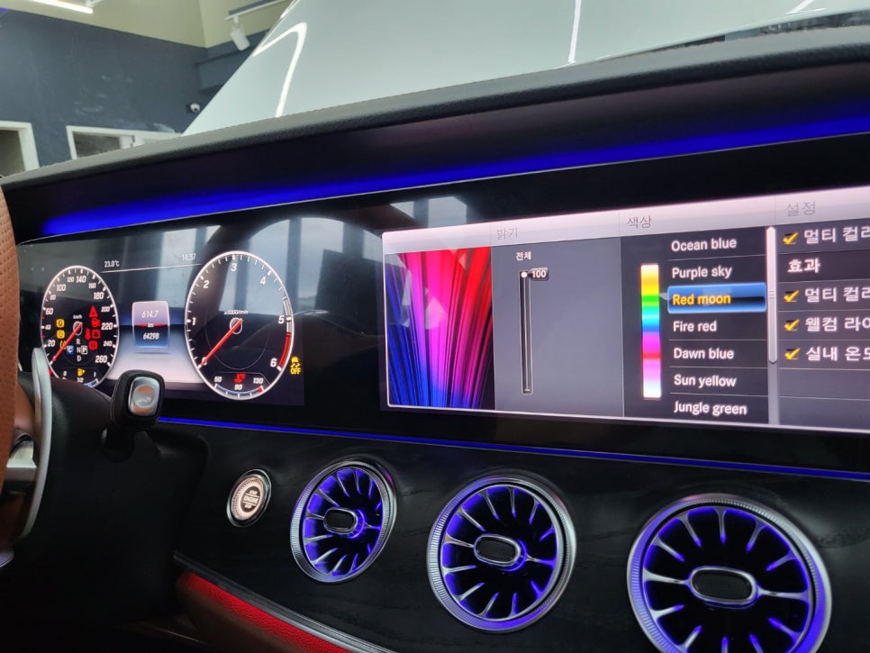 벤츠E220d 쿠페 - 와이드콕핏 . 송풍구 엠비언트 . AMG 커스텀 D컷 브라운 핸들