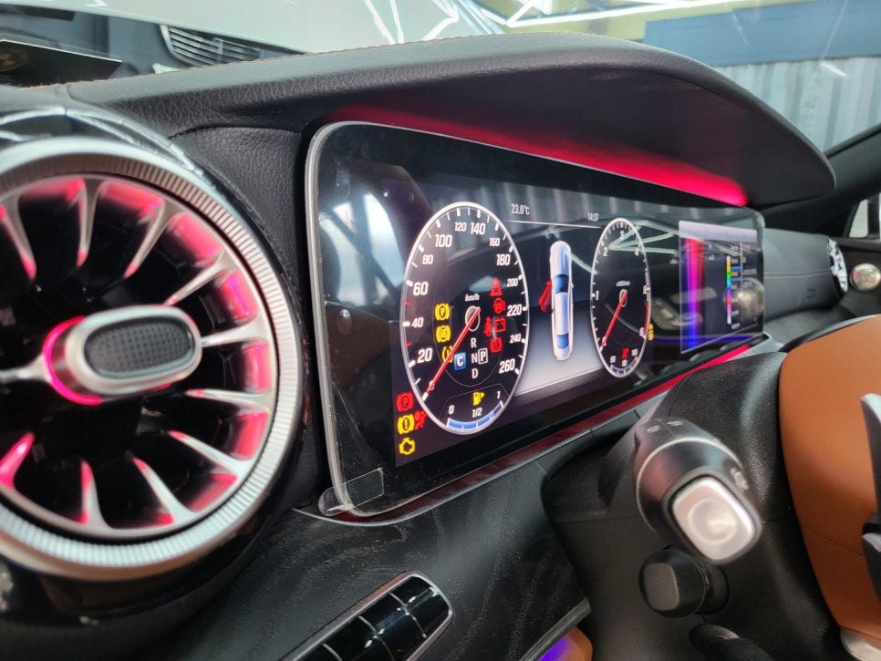벤츠E220d 쿠페 - 와이드콕핏 . 송풍구 엠비언트 . AMG 커스텀 D컷 브라운 핸들