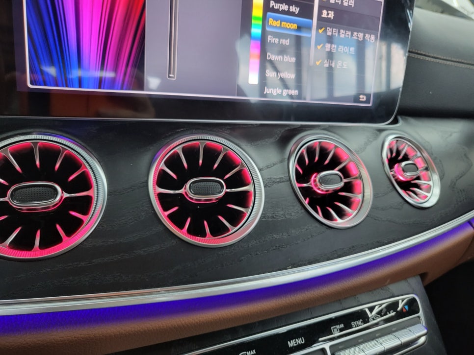 벤츠E220d 쿠페 - 와이드콕핏 . 송풍구 엠비언트 . AMG 커스텀 D컷 브라운 핸들