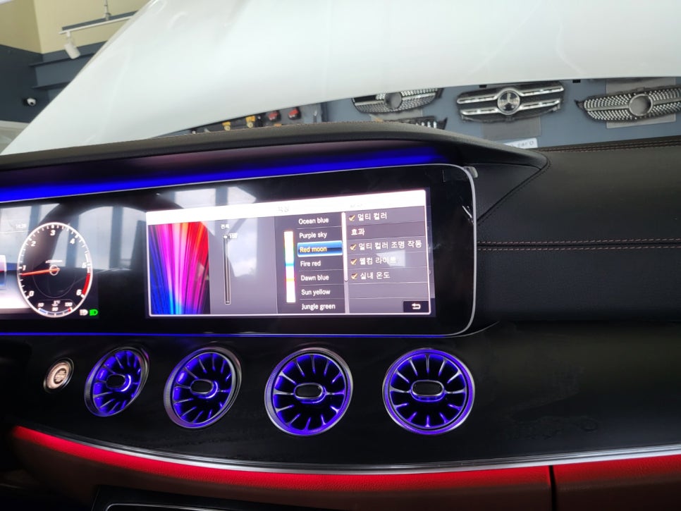 벤츠E220d 쿠페 - 와이드콕핏 . 송풍구 엠비언트 . AMG 커스텀 D컷 브라운 핸들