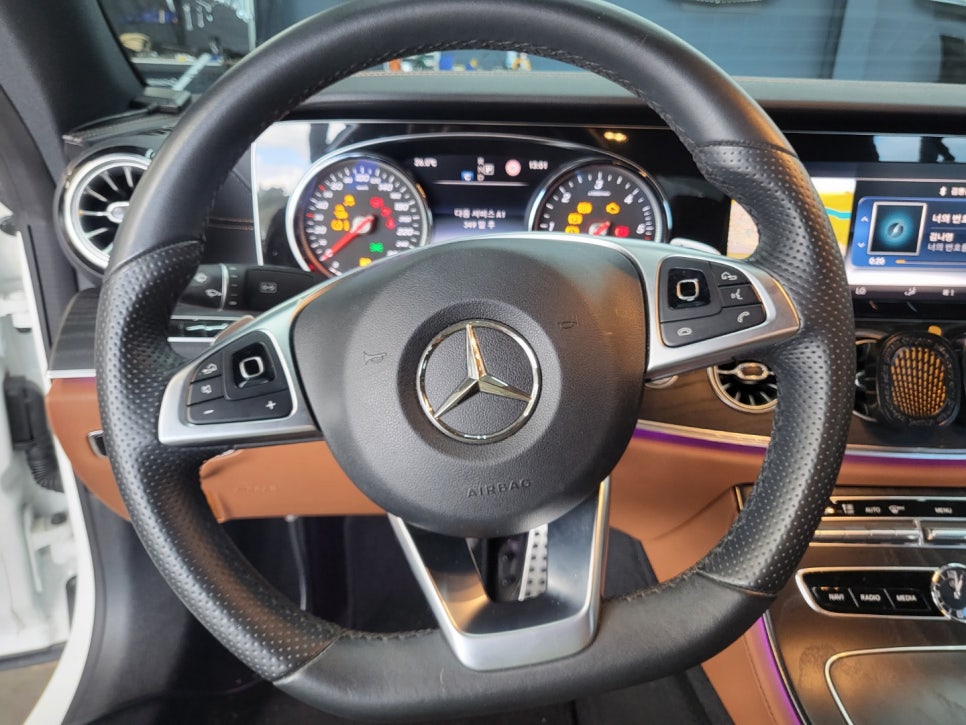 벤츠E220d 쿠페 - 와이드콕핏 . 송풍구 엠비언트 . AMG 커스텀 D컷 브라운 핸들