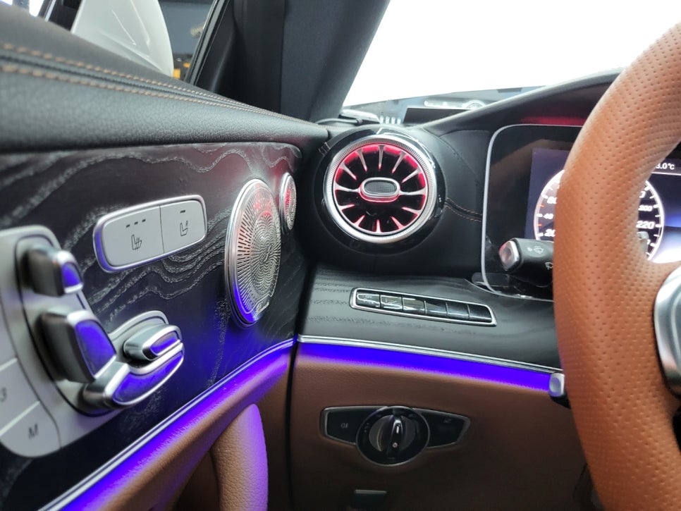벤츠E220d 쿠페 - 와이드콕핏 . 송풍구 엠비언트 . AMG 커스텀 D컷 브라운 핸들