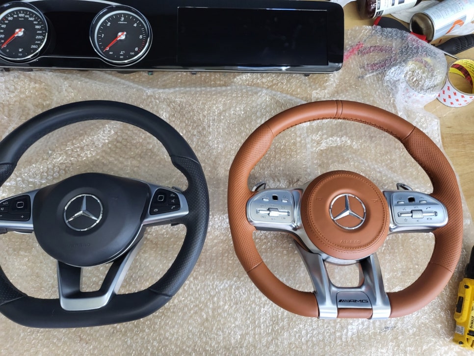 벤츠E220d 쿠페 - 와이드콕핏 . 송풍구 엠비언트 . AMG 커스텀 D컷 브라운 핸들