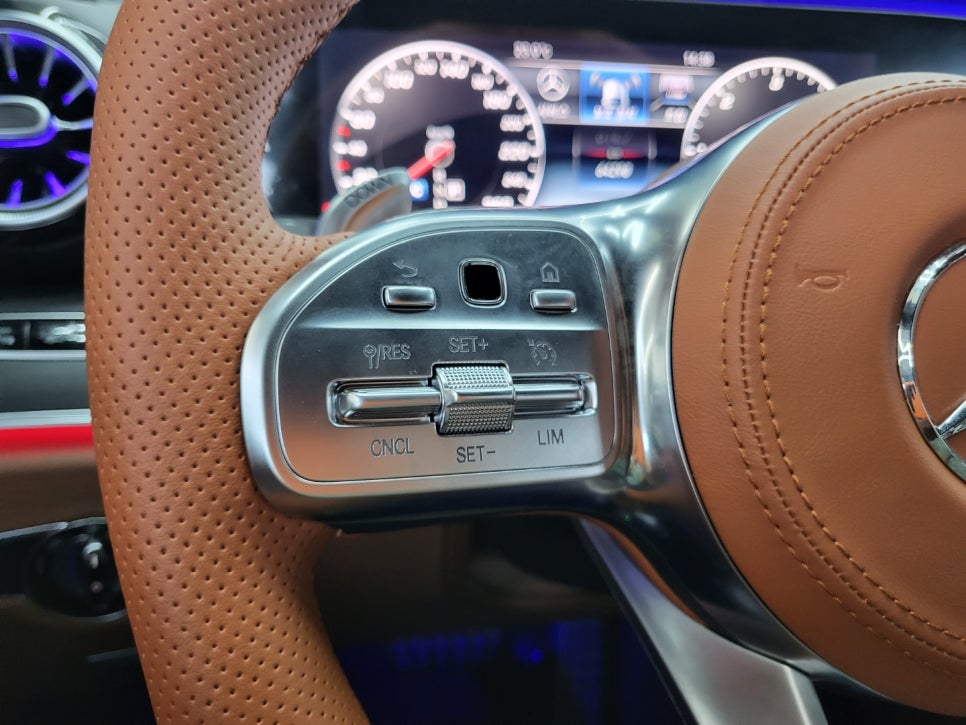 벤츠E220d 쿠페 - 와이드콕핏 . 송풍구 엠비언트 . AMG 커스텀 D컷 브라운 핸들
