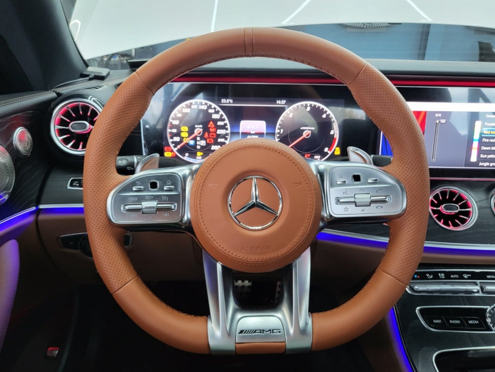 벤츠E220d 쿠페 - 와이드콕핏 . 송풍구 엠비언트 . AMG 커스텀 D컷 브라운 핸들