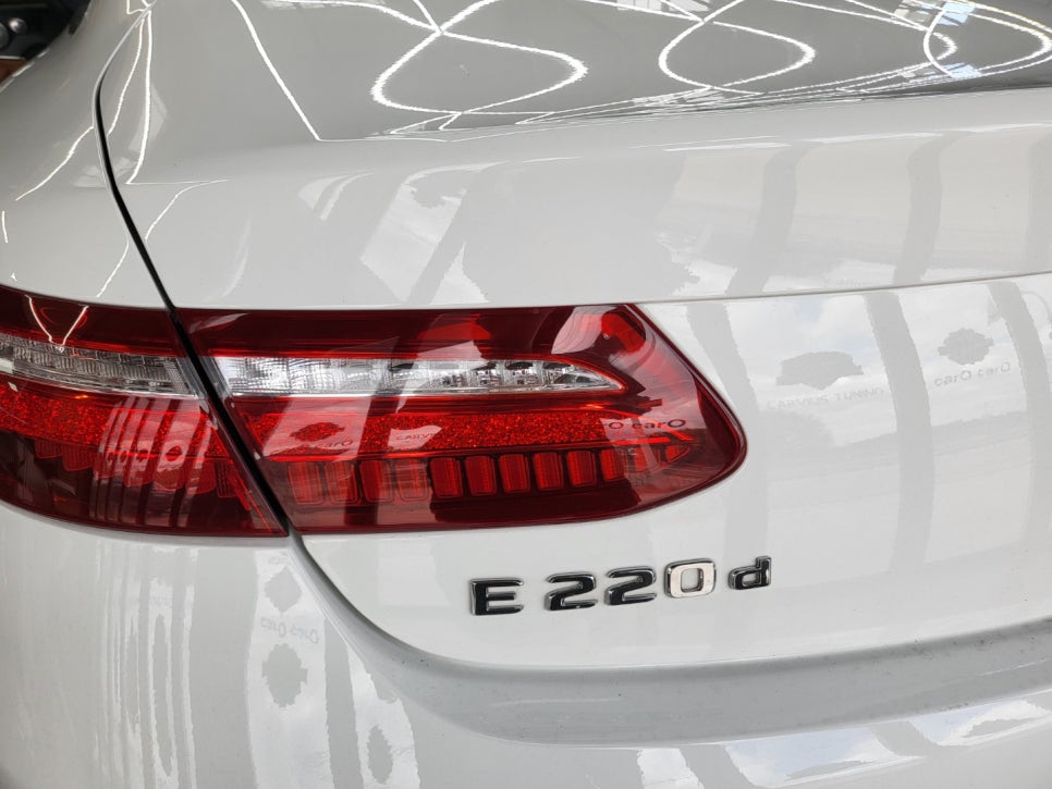 벤츠E220d 쿠페 - 와이드콕핏 . 송풍구 엠비언트 . AMG 커스텀 D컷 브라운 핸들