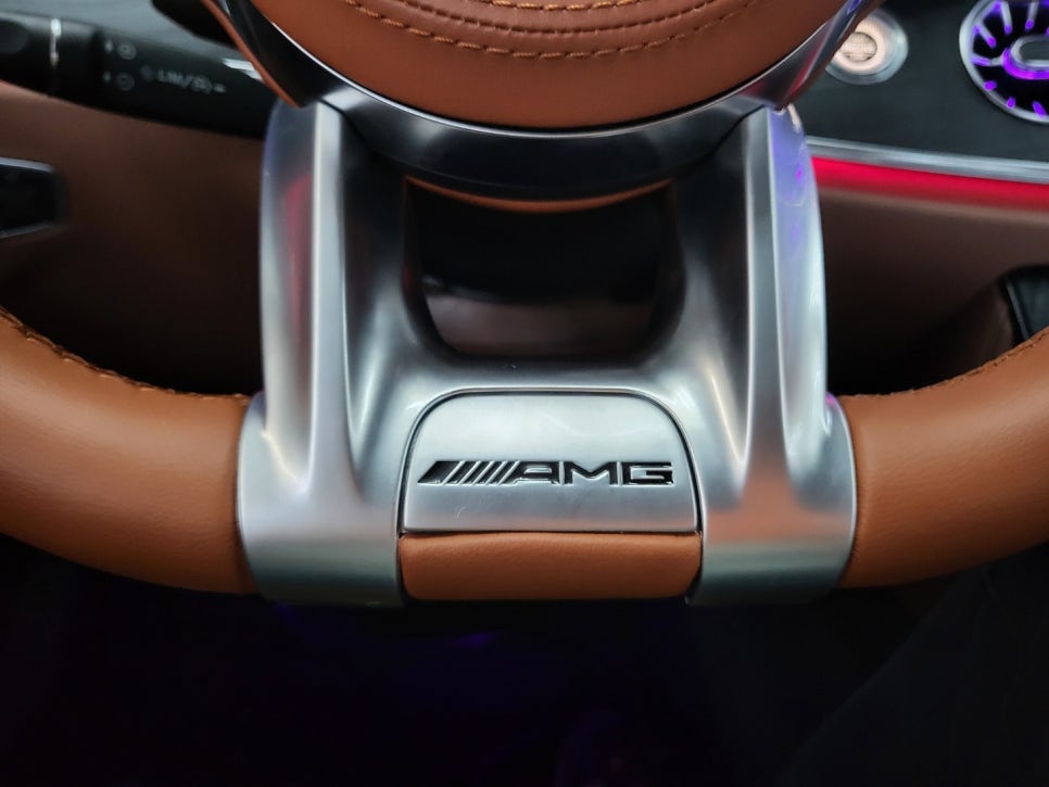 벤츠E220d 쿠페 - 와이드콕핏 . 송풍구 엠비언트 . AMG 커스텀 D컷 브라운 핸들