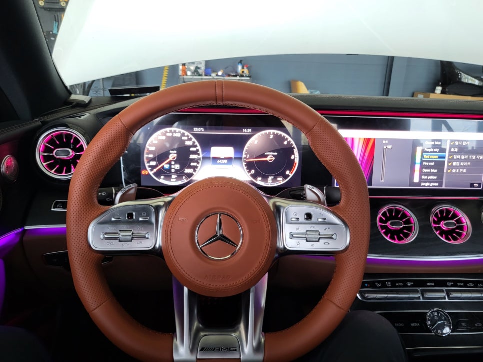 벤츠E220d 쿠페 - 와이드콕핏 . 송풍구 엠비언트 . AMG 커스텀 D컷 브라운 핸들