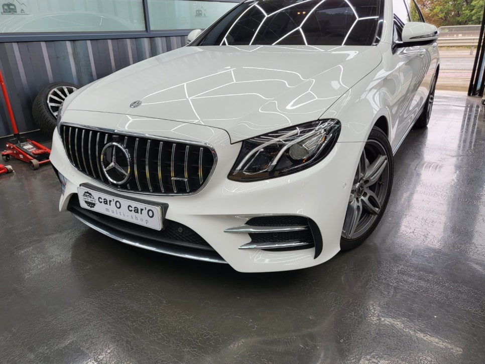 벤츠E300 - E43amg 범퍼 교체 ' 차량에 맞지않는 중고범퍼교체로 인한 단차 발생으로 재 교환 '