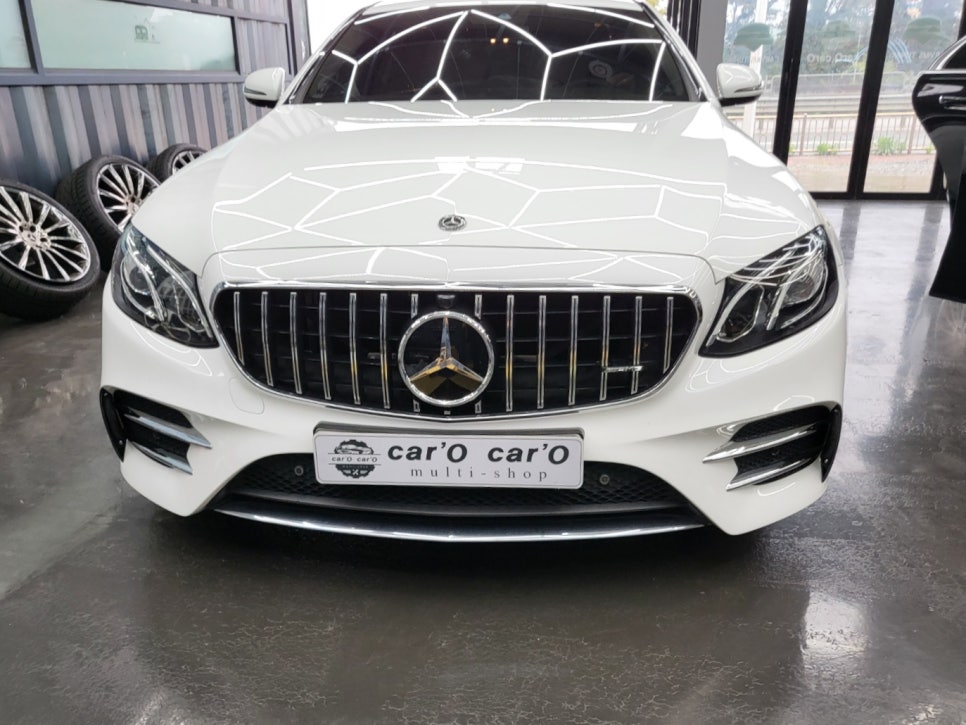 벤츠E300 - E43amg 범퍼 교체 ' 차량에 맞지않는 중고범퍼교체로 인한 단차 발생으로 재 교환 '