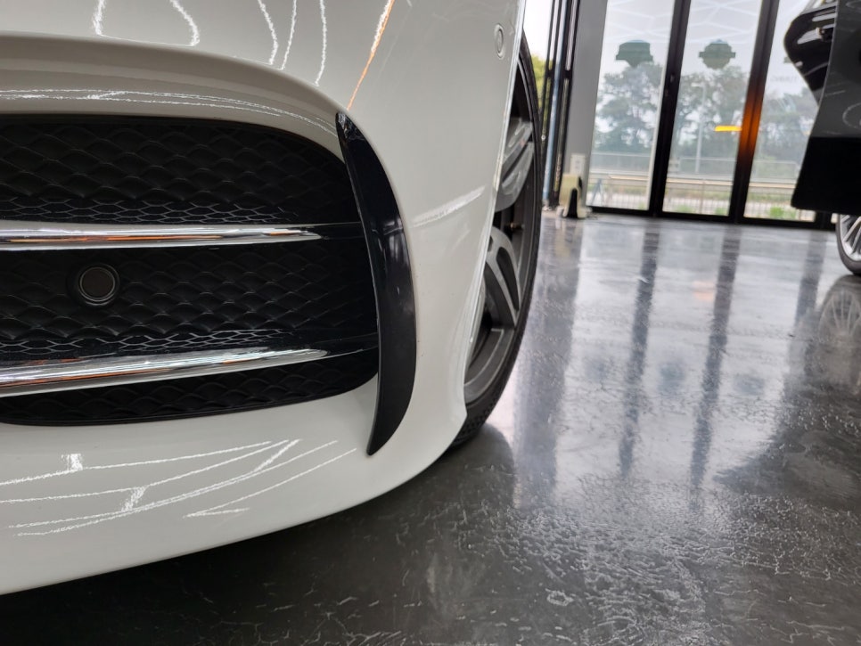 벤츠E300 - E43amg 범퍼 교체 ' 차량에 맞지않는 중고범퍼교체로 인한 단차 발생으로 재 교환 '