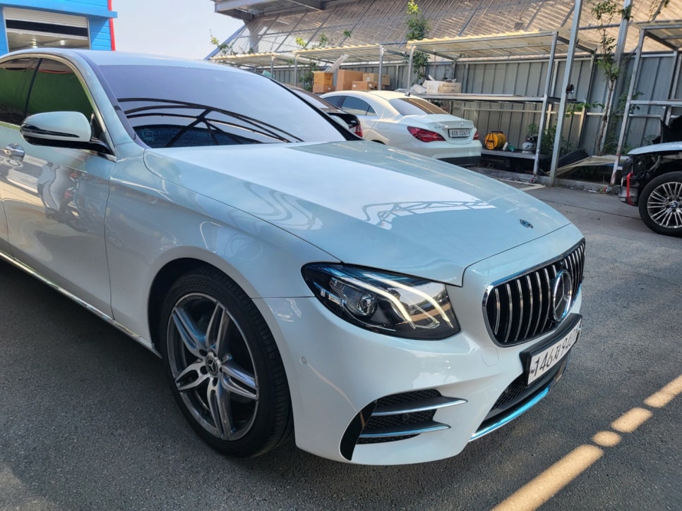 벤츠E300 - E43amg 범퍼 교체 ' 차량에 맞지않는 중고범퍼교체로 인한 단차 발생으로 재 교환 '