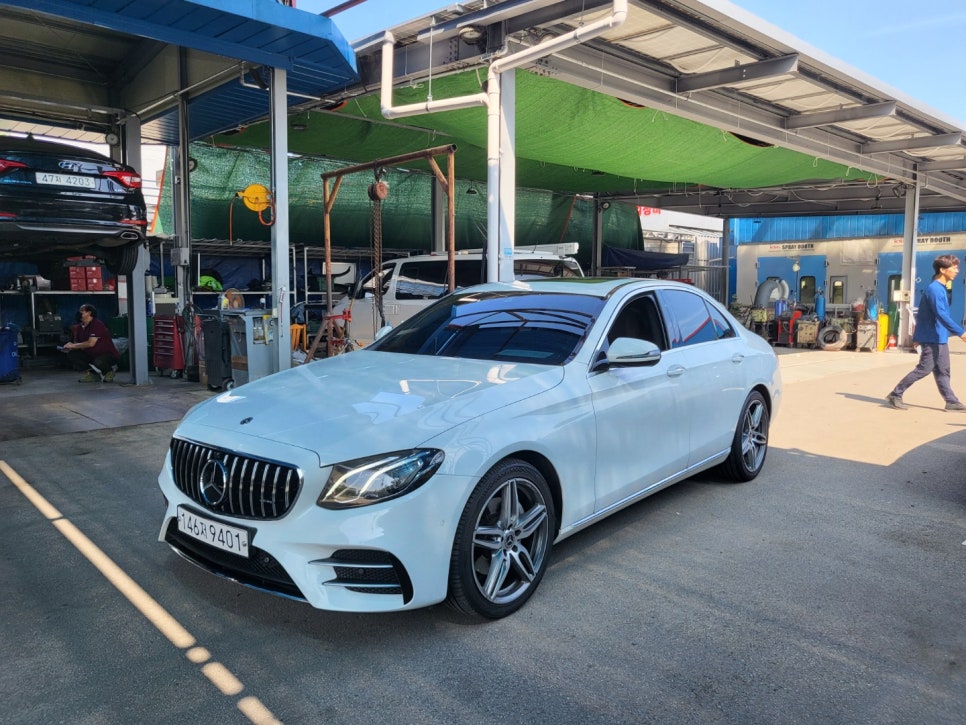 벤츠E300 - E43amg 범퍼 교체 ' 차량에 맞지않는 중고범퍼교체로 인한 단차 발생으로 재 교환 '