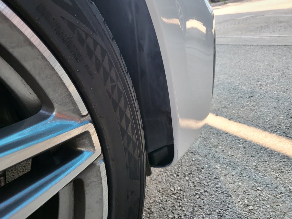 벤츠E300 - E43amg 범퍼 교체 ' 차량에 맞지않는 중고범퍼교체로 인한 단차 발생으로 재 교환 '