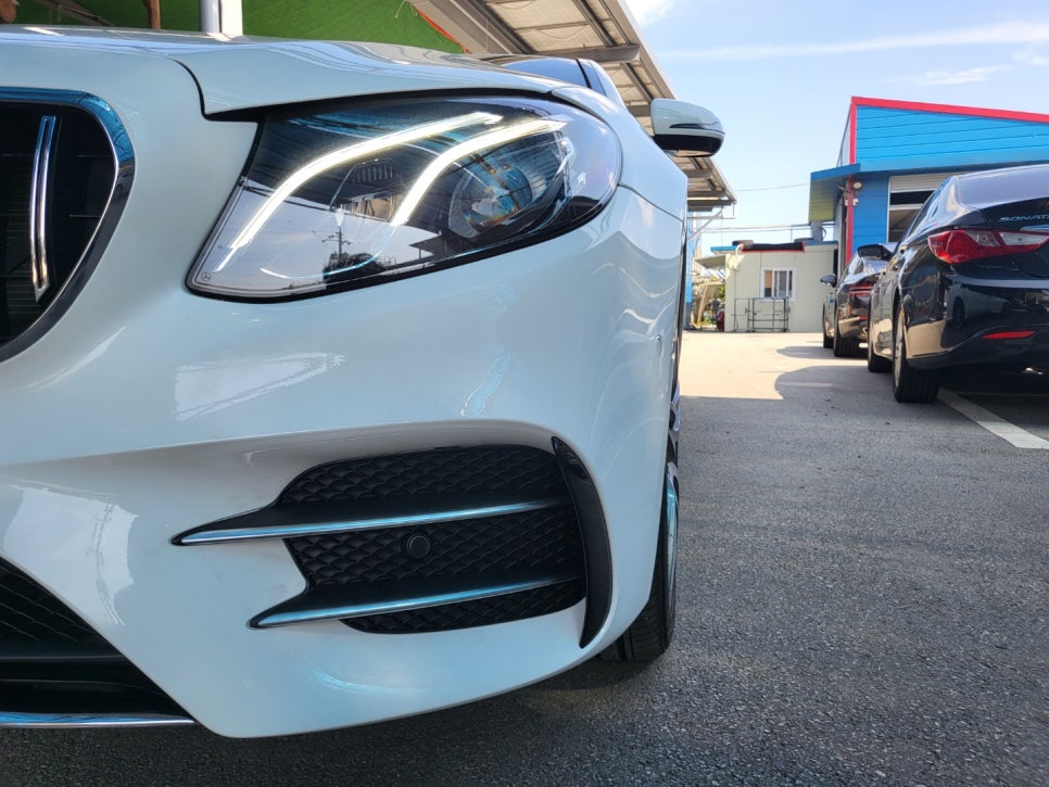 벤츠E300 - E43amg 범퍼 교체 ' 차량에 맞지않는 중고범퍼교체로 인한 단차 발생으로 재 교환 '