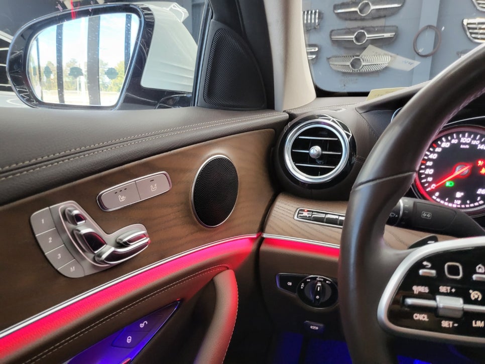 벤츠 E220d - 송풍구 + 3D부메스터 & 벤츠 순정엠비언트