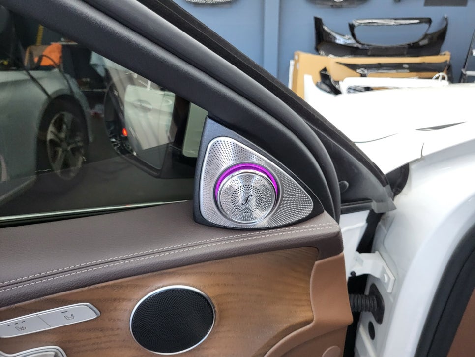 벤츠 E220d - 송풍구 + 3D부메스터 & 벤츠 순정엠비언트