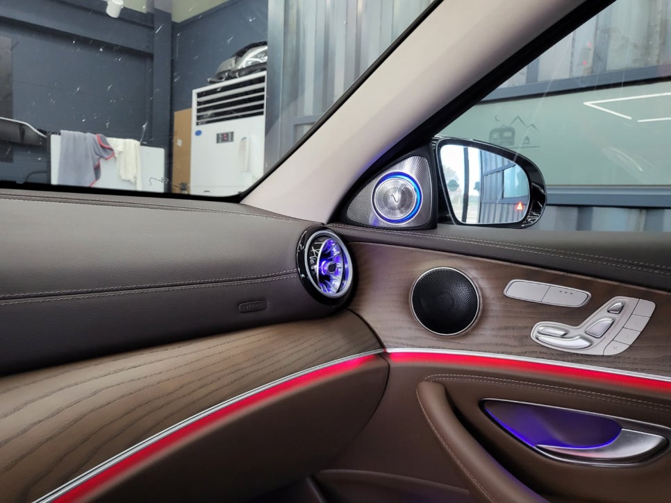 벤츠 E220d - 송풍구 + 3D부메스터 & 벤츠 순정엠비언트