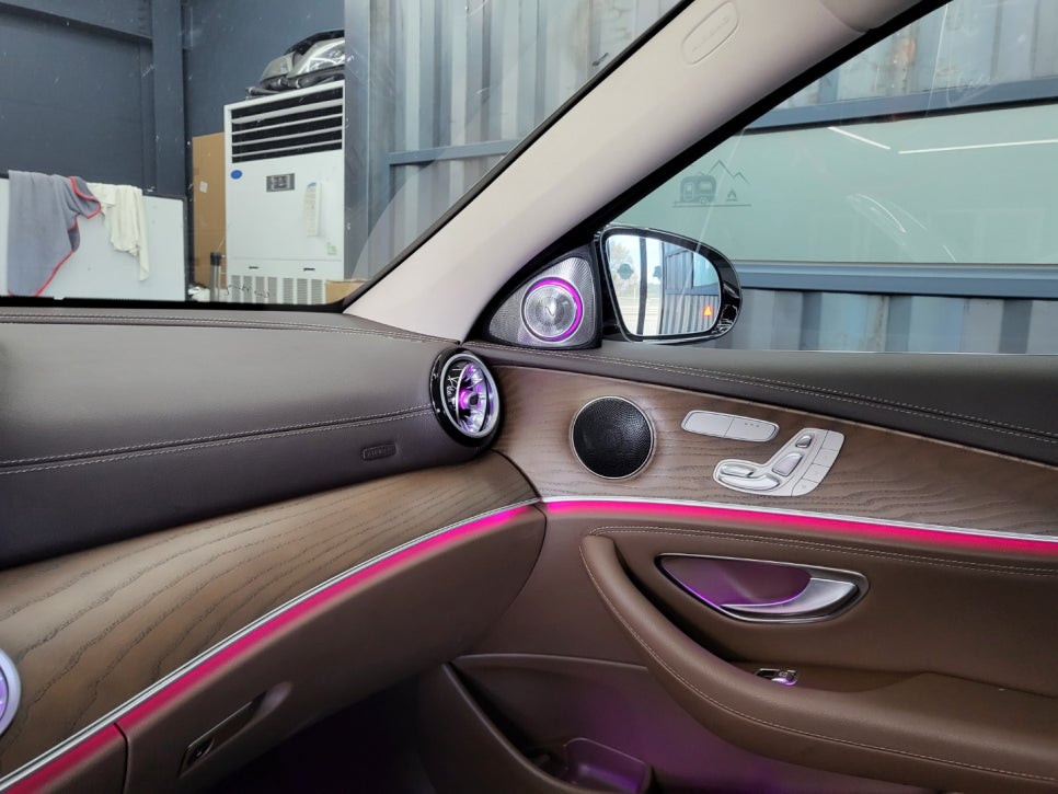 벤츠 E220d - 송풍구 + 3D부메스터 & 벤츠 순정엠비언트