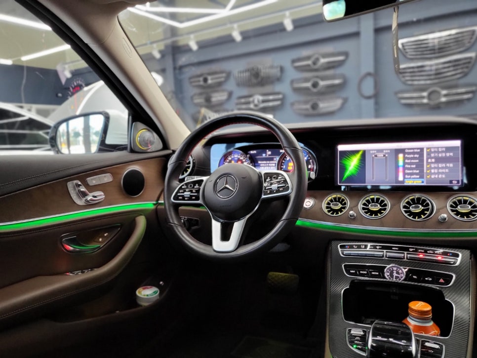 벤츠 E220d - 송풍구 + 3D부메스터 & 벤츠 순정엠비언트