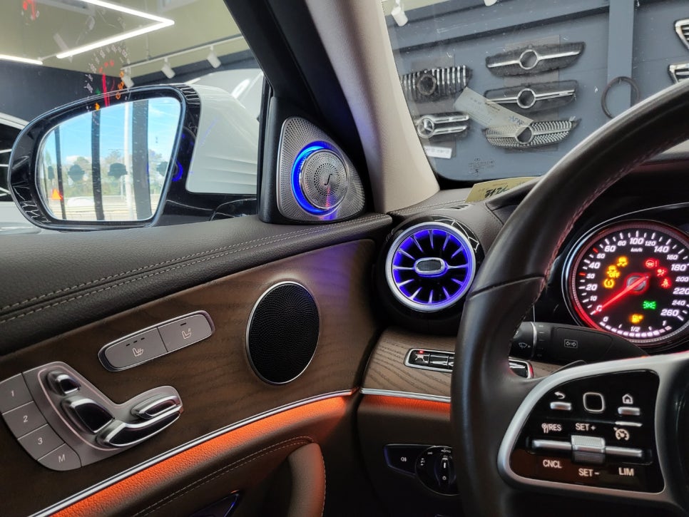 벤츠 E220d - 송풍구 + 3D부메스터 & 벤츠 순정엠비언트
