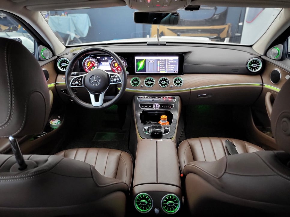 벤츠 E220d - 송풍구 + 3D부메스터 & 벤츠 순정엠비언트
