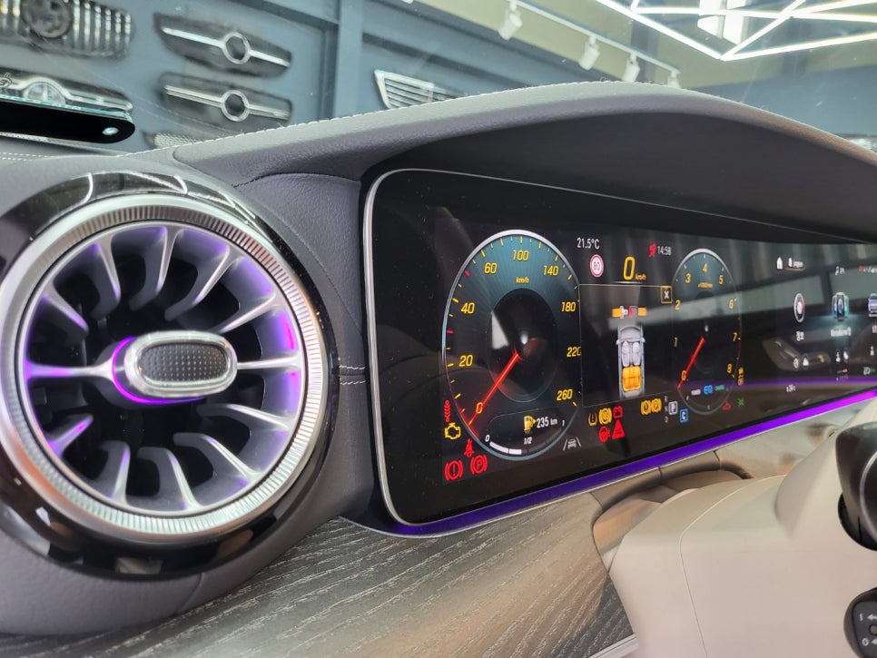 벤츠 CLS450 - 와이드콕핏 상단 엠비언트, 2열송풍구 엠비언트, R버튼