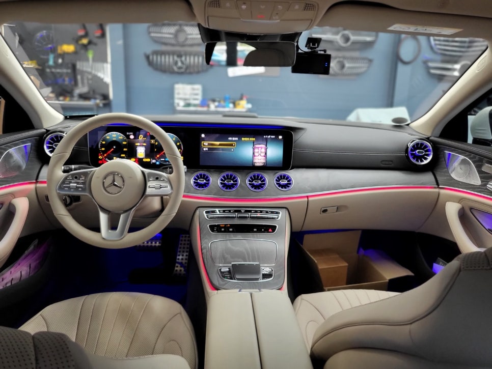 벤츠 CLS450 - 와이드콕핏 상단 엠비언트, 2열송풍구 엠비언트, R버튼