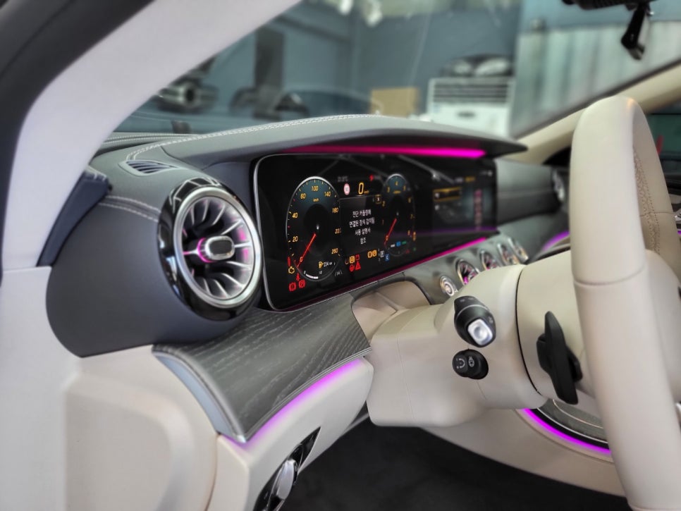 벤츠 CLS450 - 와이드콕핏 상단 엠비언트, 2열송풍구 엠비언트, R버튼