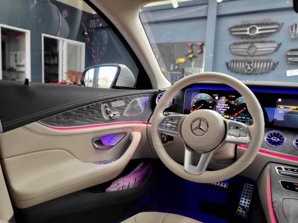 벤츠 CLS450 - 와이드콕핏 상단 엠비언트, 2열송풍구 엠비언트, R버튼