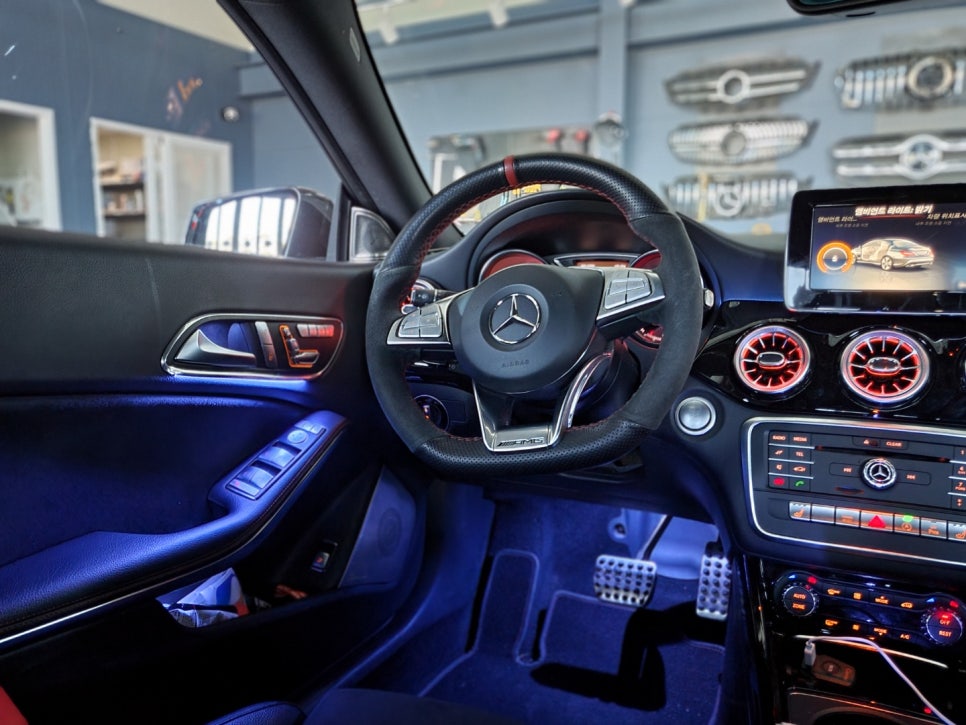 벤츠 CLA250 - 엠비언트 FULL SET , 송풍구 별도 사용으로 투톤 느낌 !!! 커스텀 잠자리 카본핸들, 컬러안전벨트(레드)