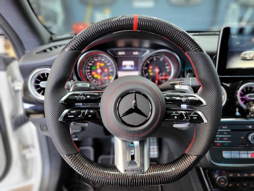 벤츠 CLA250 - 엠비언트 FULL SET , 송풍구 별도 사용으로 투톤 느낌 !!! 커스텀 잠자리 카본핸들, 컬러안전벨트(레드)