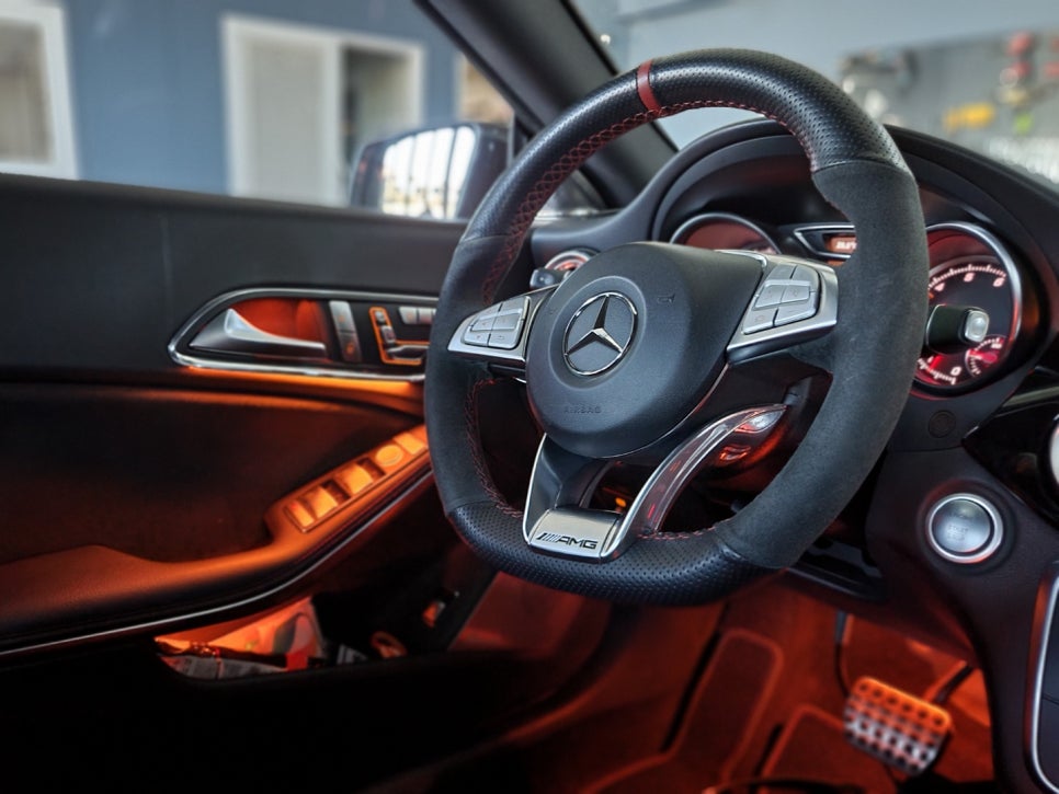 벤츠 CLA250 - 엠비언트 FULL SET , 송풍구 별도 사용으로 투톤 느낌 !!! 커스텀 잠자리 카본핸들, 컬러안전벨트(레드)