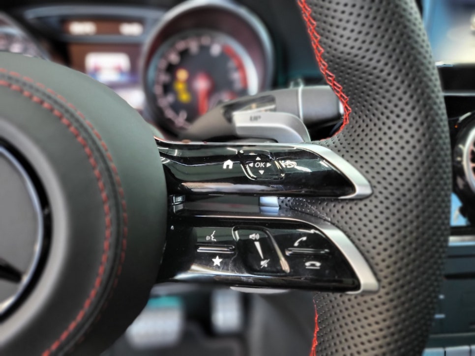 벤츠 CLA250 - 엠비언트 FULL SET , 송풍구 별도 사용으로 투톤 느낌 !!! 커스텀 잠자리 카본핸들, 컬러안전벨트(레드)