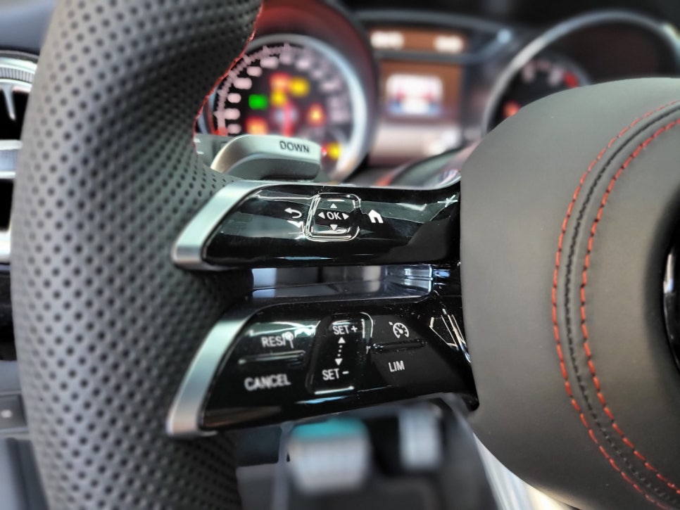 벤츠 CLA250 - 엠비언트 FULL SET , 송풍구 별도 사용으로 투톤 느낌 !!! 커스텀 잠자리 카본핸들, 컬러안전벨트(레드)