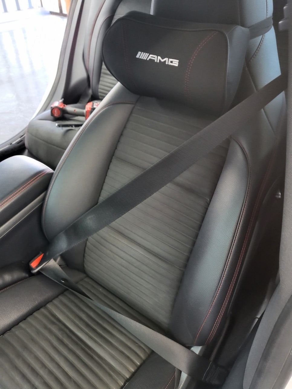 벤츠 CLA250 - 엠비언트 FULL SET , 송풍구 별도 사용으로 투톤 느낌 !!! 커스텀 잠자리 카본핸들, 컬러안전벨트(레드)