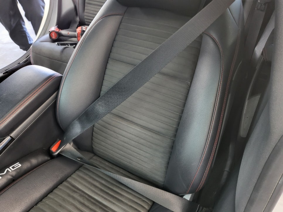 벤츠 CLA250 - 엠비언트 FULL SET , 송풍구 별도 사용으로 투톤 느낌 !!! 커스텀 잠자리 카본핸들, 컬러안전벨트(레드)