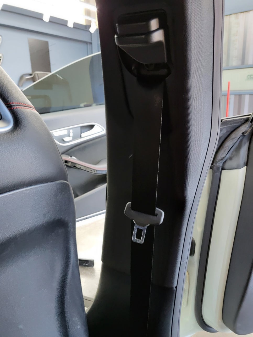 벤츠 CLA250 - 엠비언트 FULL SET , 송풍구 별도 사용으로 투톤 느낌 !!! 커스텀 잠자리 카본핸들, 컬러안전벨트(레드)
